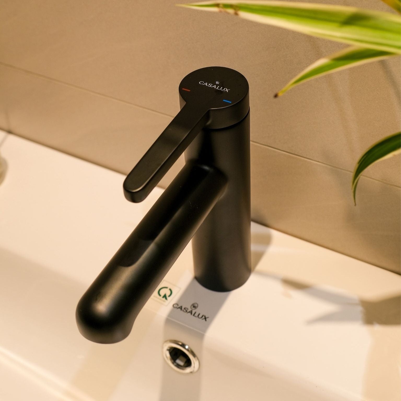 Vòi lavabo Casalux thấp đen nhám CLVDT04