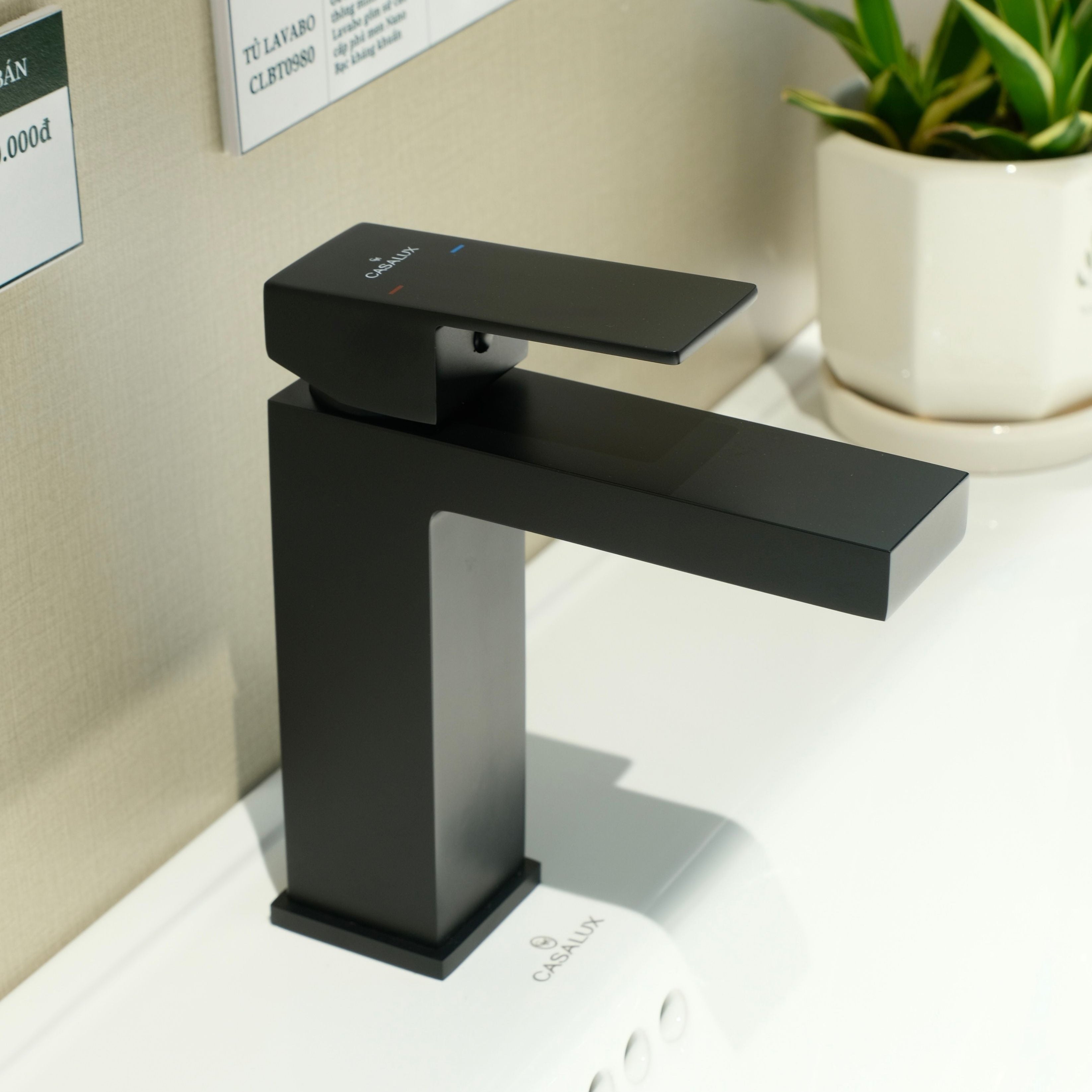 Vòi lavabo Casalux thấp đen nhám CLVIT19