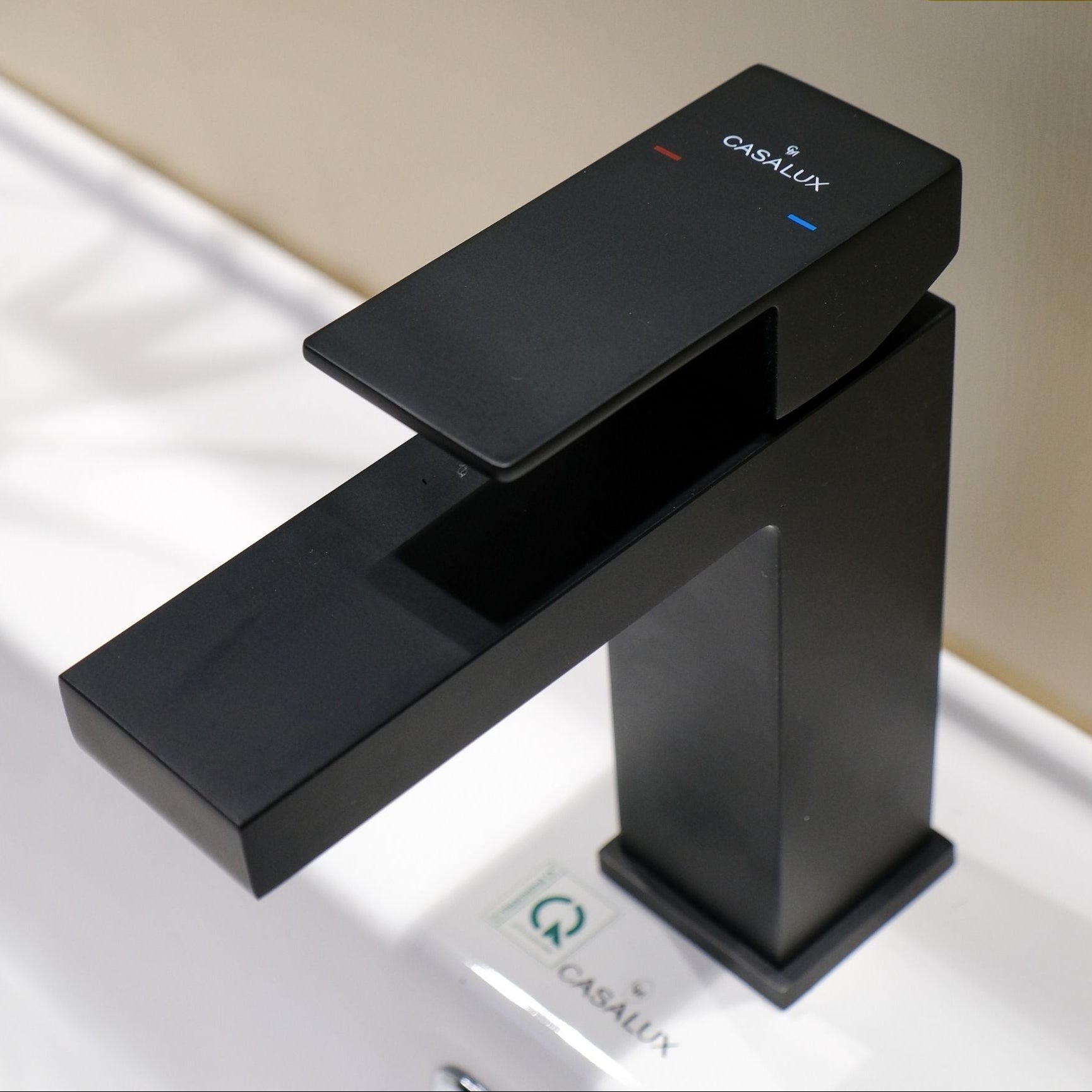 Vòi lavabo Casalux thấp đen nhám CLVIT19